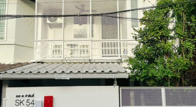 Stylish 3BR Townhouse w/Bathtub near BTS On Nut, Забронировать Отель Бизнес-отели Бангкока, рядом с Станция надземного метро On Nut, 4* 5*