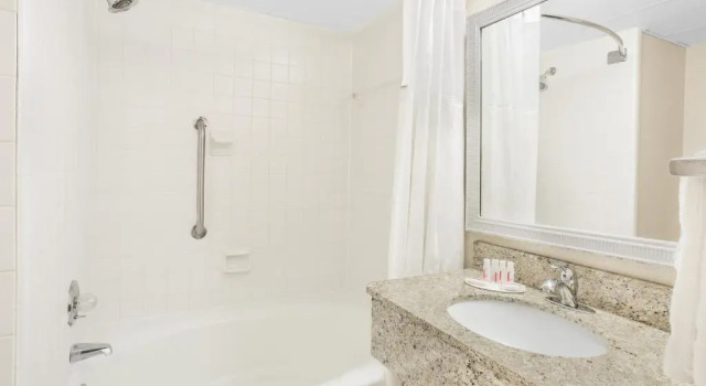 Номер Standard с частичным видом Ramada Plaza by Wyndham Fayetteville Fort Bragg Area