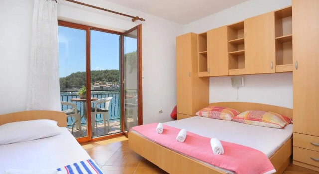 Apartments by the sea Drvenik Donja vala, Makarska - 19006, Varaa Huoneisto Hotellit Split-Dalmatia pysäköinnillä, Pysäköinti