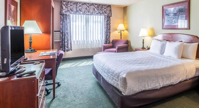 Номер Standard AmericInn & Suites by Wyndham Baraboo Event Center