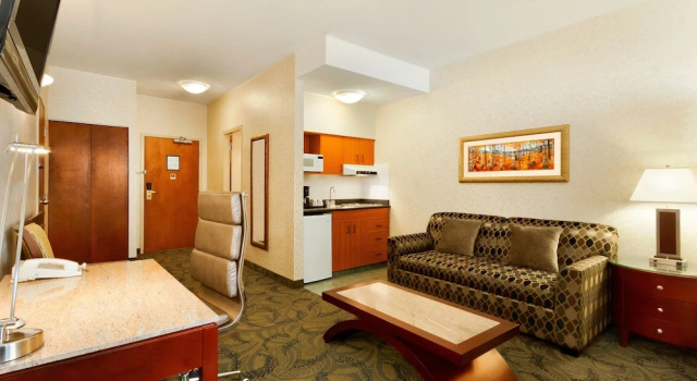 Люкс Poco Inn and Suites Hotel & Conference Centre
