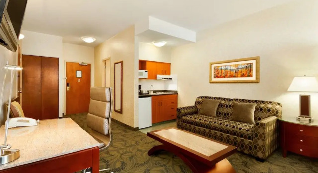 Люкс Poco Inn and Suites Hotel & Conference Centre
