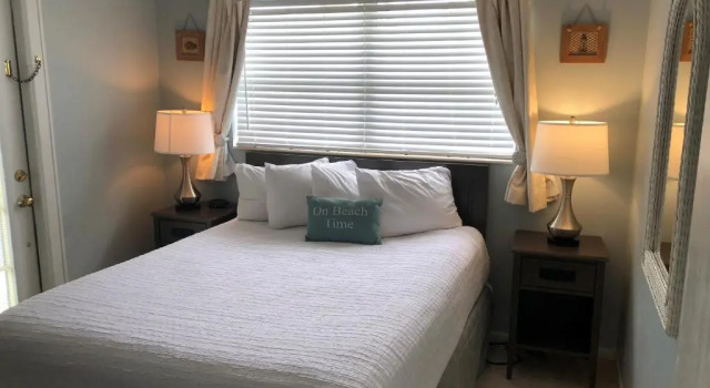 Двухместный люкс с 2 комнатами с видом на бассейн Marco Island Lakeside Inn