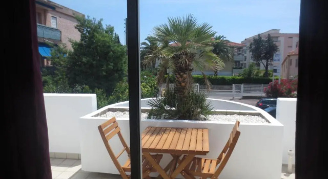 Четырёхместный номер Standard с балконом Hotel Sable Et Soleil - Port, Plage & Jacuzzi privé