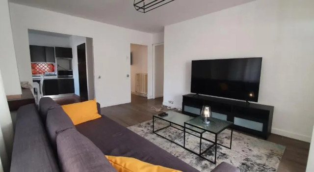 Апартаменты Appartement entier indépendant au dessus de villa, poêle à bois tres chaleureux , wi fi parking gratuit proche plage et centre ville