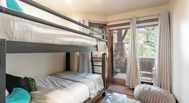 Fairway Ski and Golf Retreat by Avantstay Blocks From the Ski Lift! Beautiful Views w/ Hot Tub