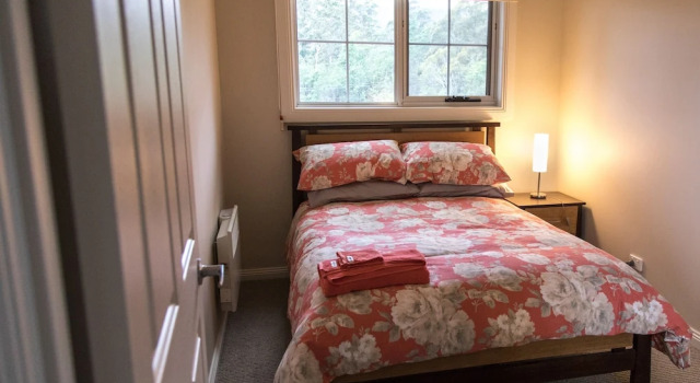 Mountain Blue Guest Accommodation, Book Guesthouse Golden Valley Australia