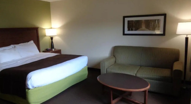 Двухместный номер Superior AmericInn by Wyndham Grand Rapids