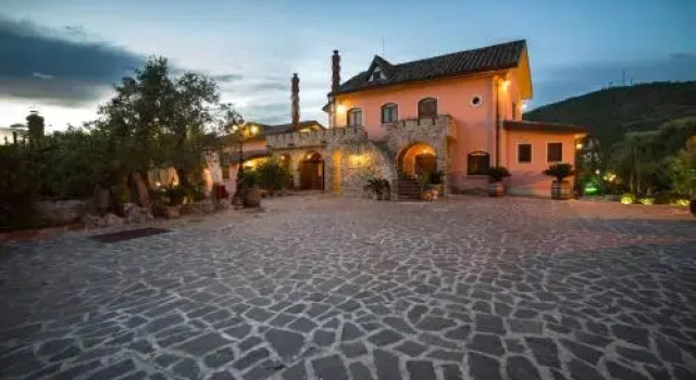 Tenuta Oliva, Book Hotel Hoteller i Fisciano med parkering, Parkering