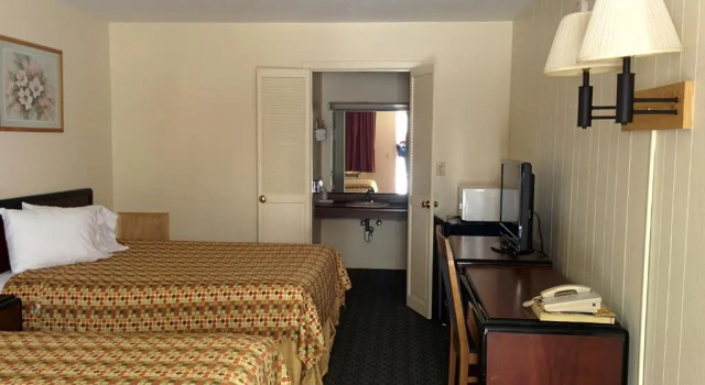 Четырёхместный номер Standard Economy Inn Toledo-Perrysburg