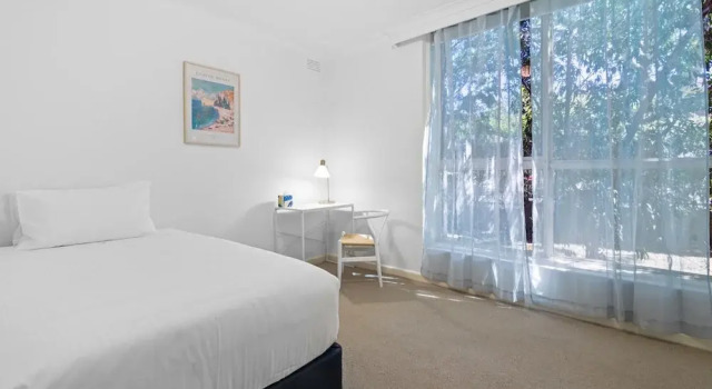 Charming Inner-city Stay- Space, Style & Location, Забронировать Апартаменты/квартира Мельбурн Melbourne Region, рядом с Дом Комо-Хаус с садом