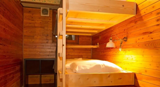 Кровать в общем номере Niseko Backcountry Lodge