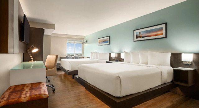 Четырёхместный номер Standard с частичным видом Wyndham Newport Hotel
