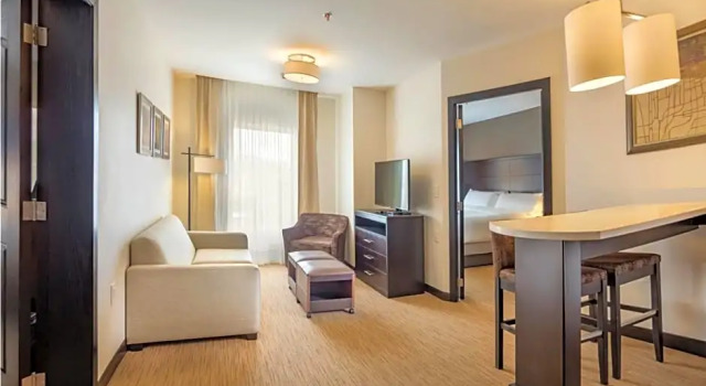 Четырёхместный люкс с 2 комнатами Staybridge Suites - Saltillo by IHG