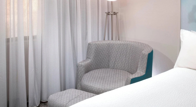 Четырёхместный номер Standard с балконом Courtyard by Marriott Pensacola