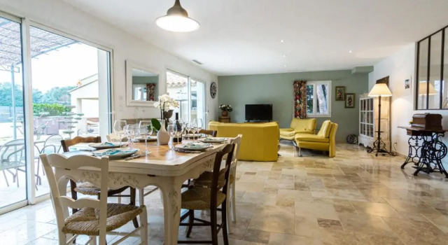 Stunning House on the Edge of the Luberon, Reservar Hotel Hotéis em Cheval-Blanc com estacionamento, Estacionamento
