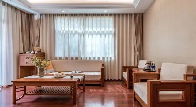 Люкс Deluxe Ruili Yurui Hot Spring Garden Resort Hotel