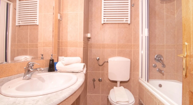 Трёхместный семейный номер Standard с балконом Apartments and Rooms Levantin Inn