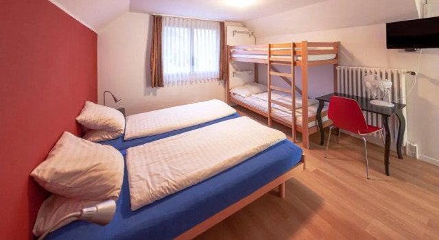 Кровать в общем номере Hirschen Backpacker-Hotel & Pub