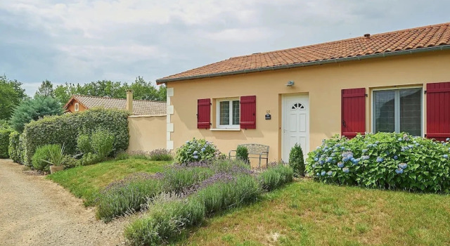 Luxe Villa in Les Forges With BBQ Garden, Book Villa Sommerhuse i Aquitaine, Hytte
