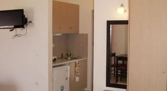 Четырёхместный номер Standard с балконом и с красивым видом из окна Kastro Beach Hotel