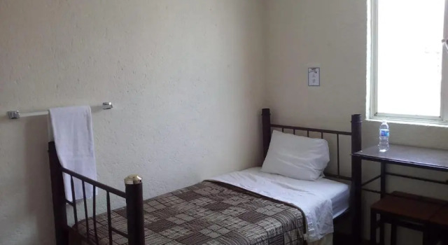 Кровать в общем номере Residencia San Pablo