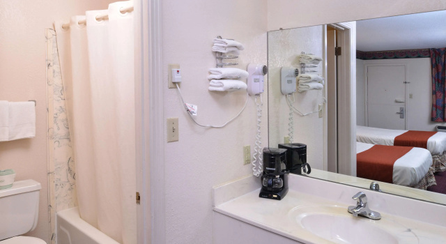 Четырёхместный номер Standard Americas Best Value Inn Wildersville