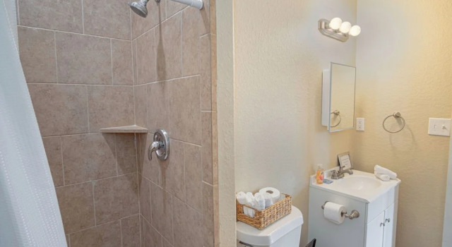 Коттедж с 2 комнатами Hackberry St #B Renovated 2BR Near Downtown SA