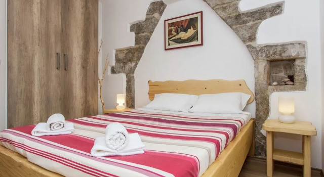 Beautiful, Tasteful Villa in the Village of Milohnici on the Island of Krk, Beach at 3 km, Prenota Villa Hotel a Isole Quarnerine con parcheggio, Parcheggio