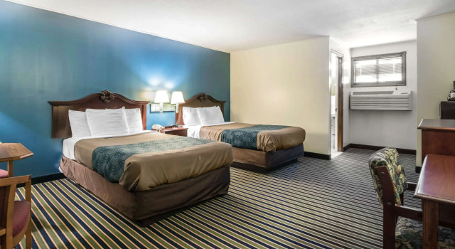 Четырёхместный номер Standard Econo Lodge Brattleboro South