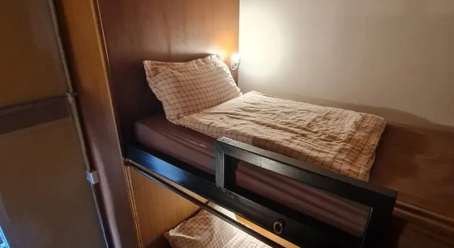 Кровать в общем номере Non House Bangkok บ้านนอนโฮสเทล