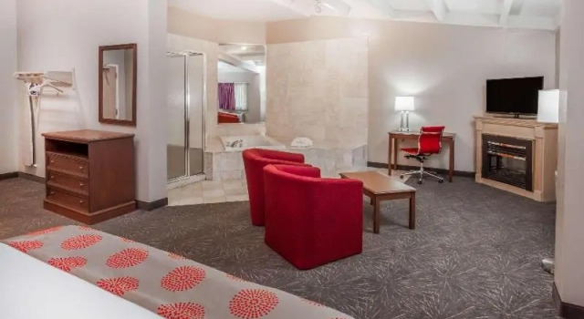 Номер Standard Ramada by Wyndham Hammond Hotel & Conference Center