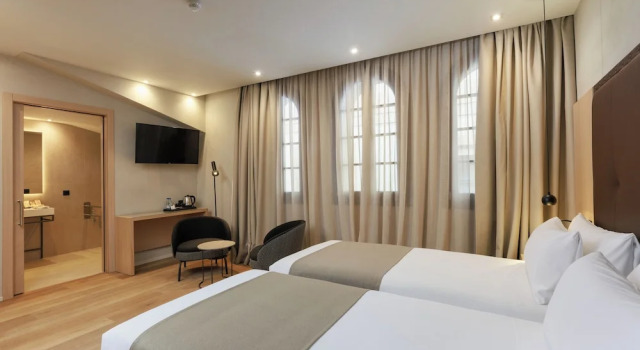 Трёхместный номер Superior Gran Hotel Barcino 4 Sup