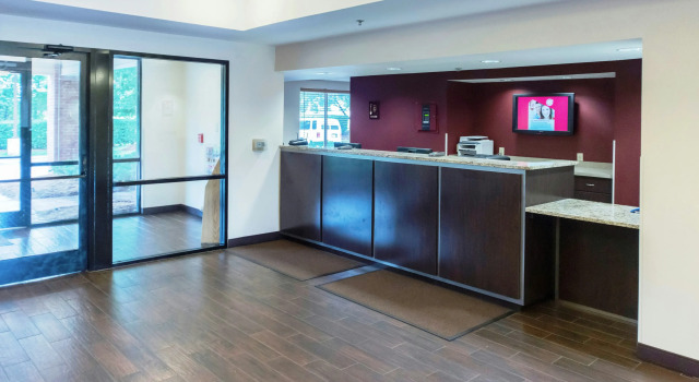 Red Roof Inn PLUS Raleigh Downtown NCSU Conv Center, Buchen Sie Hotel Raleigh Raleigh-Durham Metropolitan Area