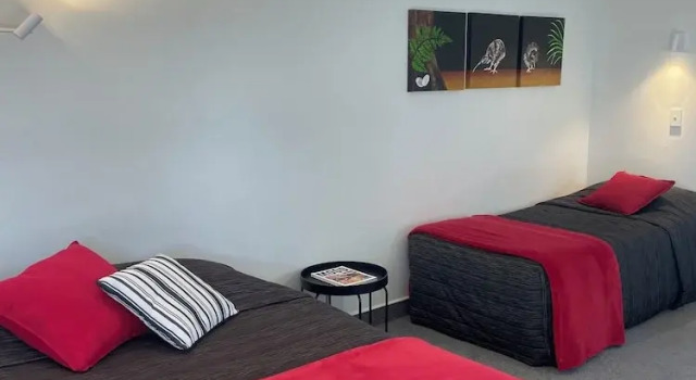 Четырёхместная студия Kerry Lane Motel