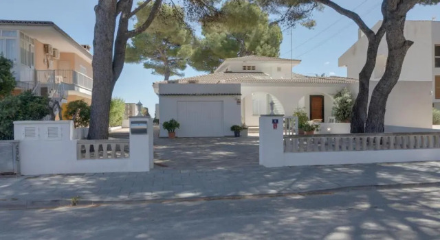 Вилла Villa Garballons 9 Alcudia - Sea Front by PriorityVillas