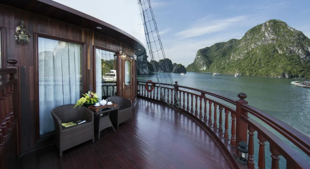 Люкс Royal с балконом Emperor Cruises Legacy Ha Long