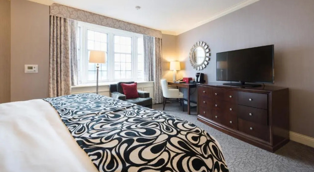 Номер Standard с видом на озеро The Pfister Hotel