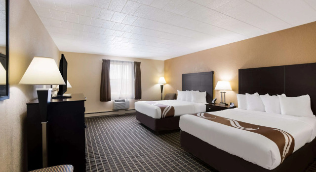 Четырёхместный номер Standard Quality Inn & Suites Big Rapids near University