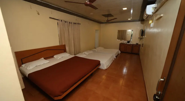 Номер Standard Gujarat Bhavan Hotel