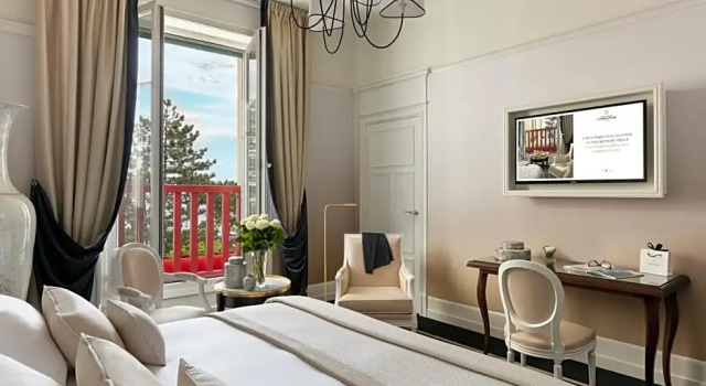 Номер Superior с видом на море Hôtel Barrière LHermitage