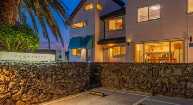 Rein Jeju Family Room with Mountain 101, Забронировать Отель Андеок Согвипхо, рядом с Мемориал Хендрику Хамелю