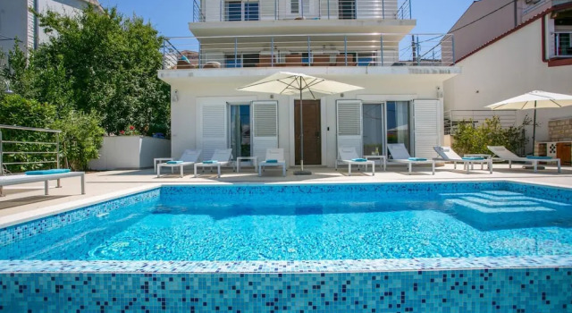 Вилла Stunning Villa Avalon for 9 Pool 2 Mins to Beach