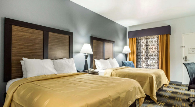 Четырёхместный номер Standard Quality Inn near Six Flags Douglasville