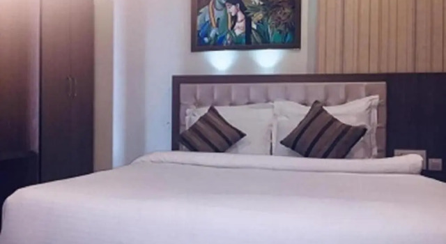 OYO 15218 Hotel Rasha Niwas