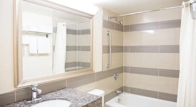 Четырёхместный номер Standard Admiral Inn Hamilton