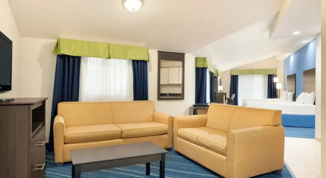 Четырёхместный люкс Deluxe Days Inn by Wyndham Tamworth