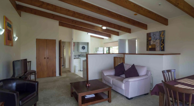 Кровать в общем номере с 6 комнатами By the Bay Beachfront Apartments