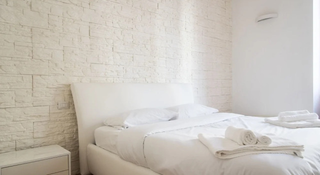 White and Clean Apartment near Metro MM1