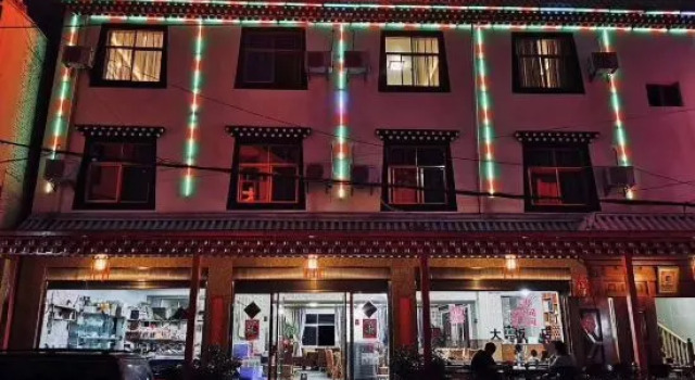 Hotel Deqin Jinan, Varaa Hotelli Benzilan Yunnan